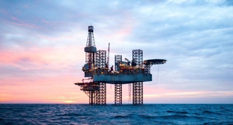 Petróleo desaba após ataque limitado de Israel ao Irã: Citi revisa projeções