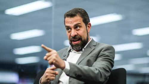 Debate em SP se transforma em sabatina após falta de Nunes; Boulos crítica vínculos com PCC e Doria