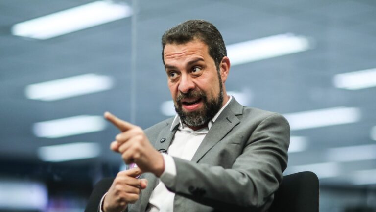 Debate em SP se transforma em sabatina após falta de Nunes; Boulos crítica vínculos com PCC e Doria