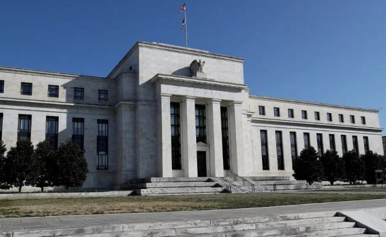 Emprego forte nos EUA permite Fed reduzir ritmo de cortes de juros, dizem economistas