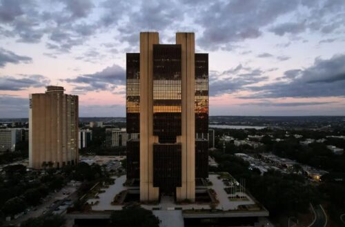 Mercado espera que a meta de inflação seja descumprida até julho de 2026; projeções ajustadas para cima após IPCA de janeiro