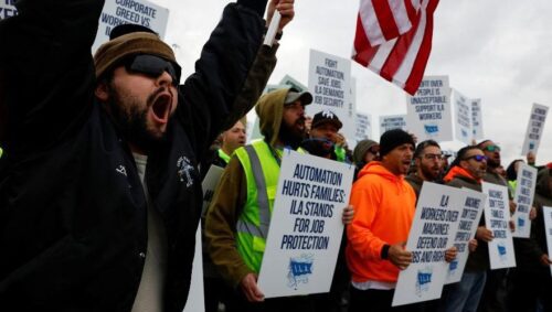 Greve em portos dos EUA é encerrada após acordo salarial e pressão da Casa Branca