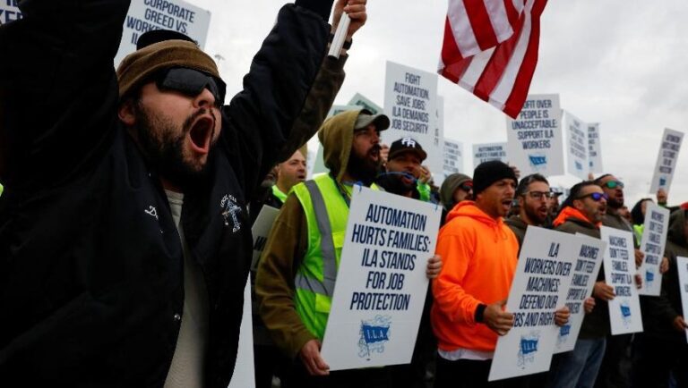 Greve em portos dos EUA é encerrada após acordo salarial e pressão da Casa Branca