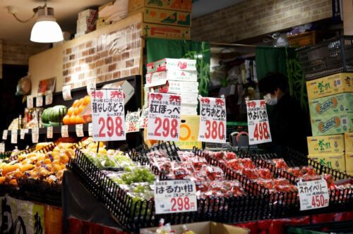 Núcleo da inflação no Japão desacelera devido a subsídios a combustíveis