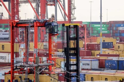 Greve de portuários nos EUA atinge o segundo dia e preocupa o governo Biden