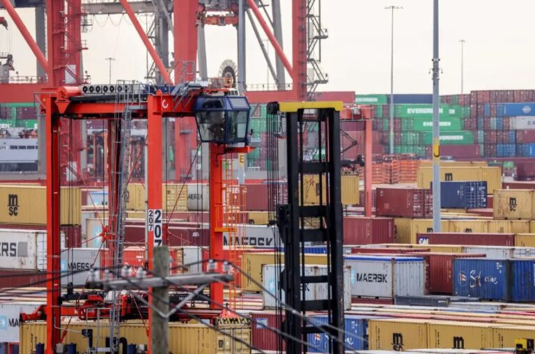 Greve de portuários nos EUA atinge o segundo dia e preocupa o governo Biden