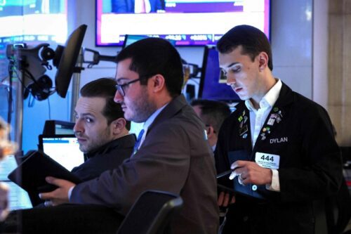 Nasdaq e S&P 500 avançam após salto da Tesla e queda de rendimentos de Treasuries