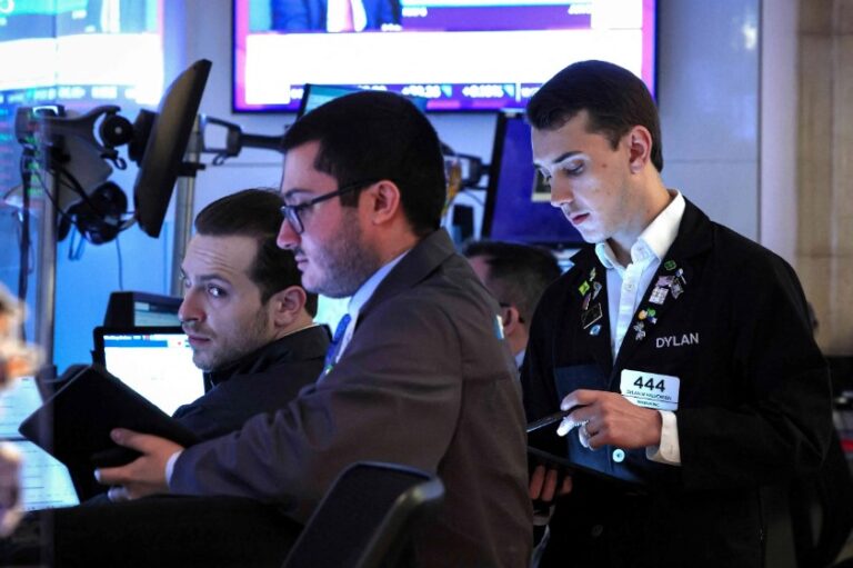 Nasdaq e S&P 500 avançam após salto da Tesla e queda de rendimentos de Treasuries