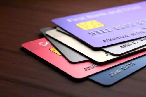 Juros do cartão de crédito rotativo atingem 438,4% em setembro