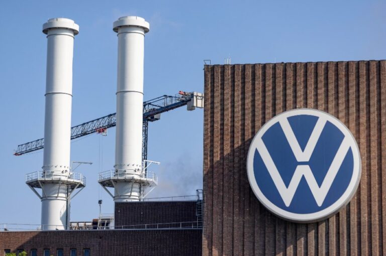 Volkswagen enfrenta desafios históricos: lucro cai 42% e fábricas podem fechar na Alemanha