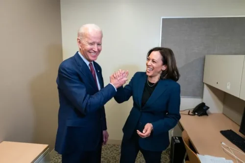 Biden vota antecipadamente em Harris e nega presença limitada na campanha
