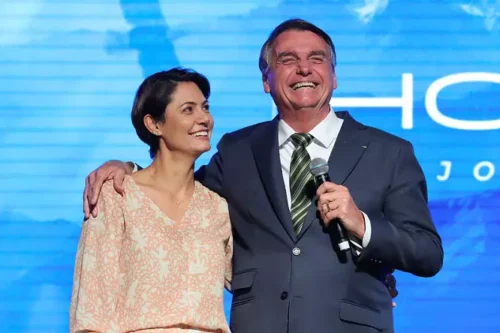 Bolsonaro diz que será candidato em 2026, espera anistia e lança Michelle ao Senado