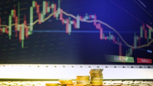 IBOV fecha em alta com apoio de Vale e Embraer; dólar sobe