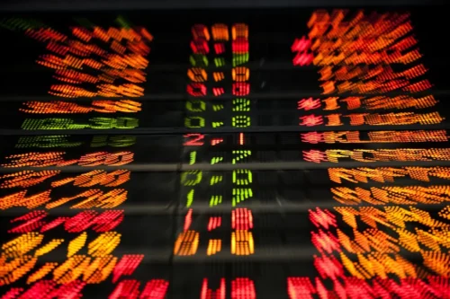 IBOV fecha em queda puxado por commodities; ações da Azul disparam