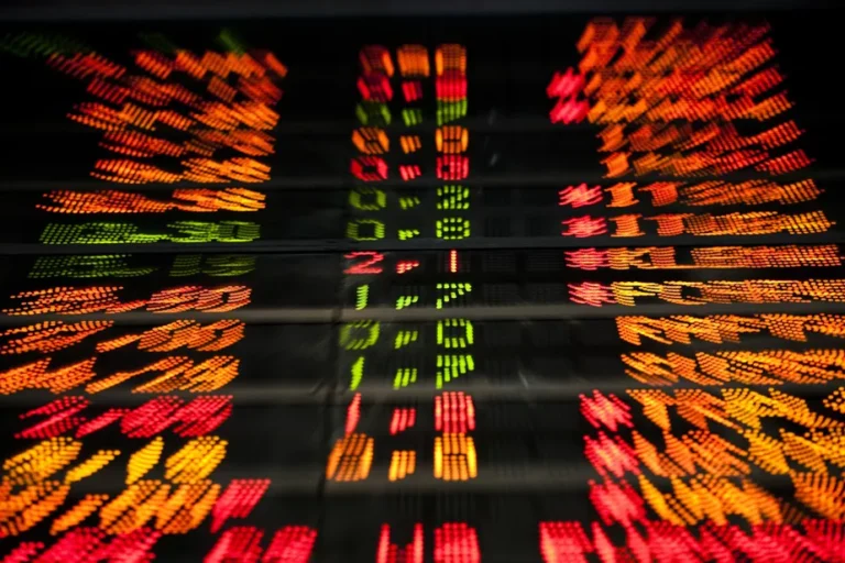 IBOV fecha em queda puxado por commodities; ações da Azul disparam