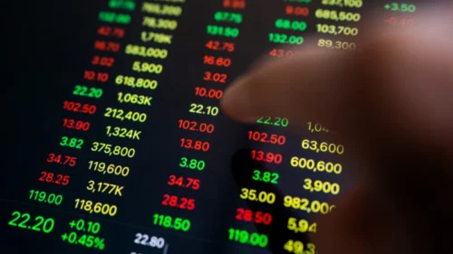 Ibovespa fecha em alta impulsionado por dados nos EUA, dólar cai