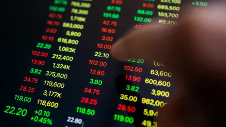 Ibovespa fecha em alta impulsionado por dados nos EUA, dólar cai