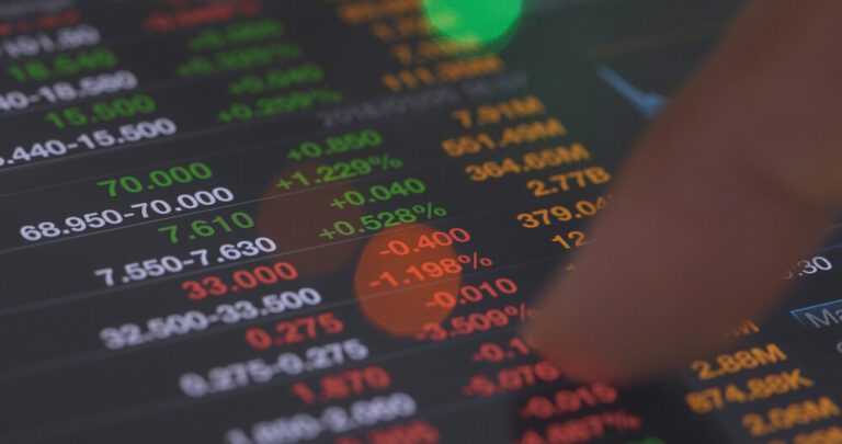 Ibovespa fecha o dia em leve queda; dólar sobe a R$ 5,76