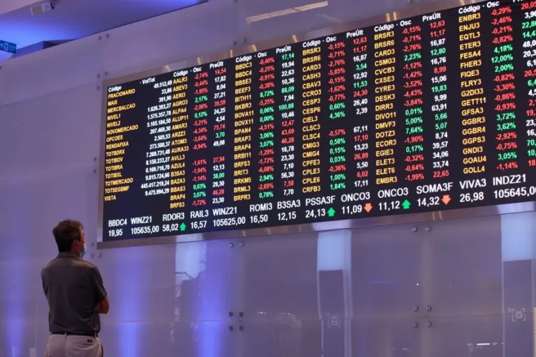 Ibovespa tem alta e fecha aos 131 mil pontos com impulso de Vale; Azul dispara