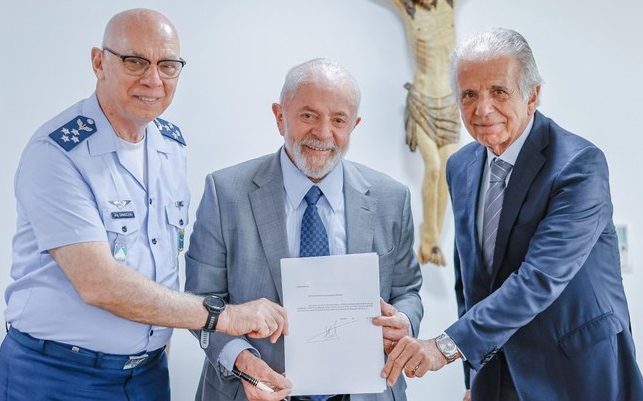 Lula assina projeto de lei para criação da Alada, empresa estatal aeroespacial