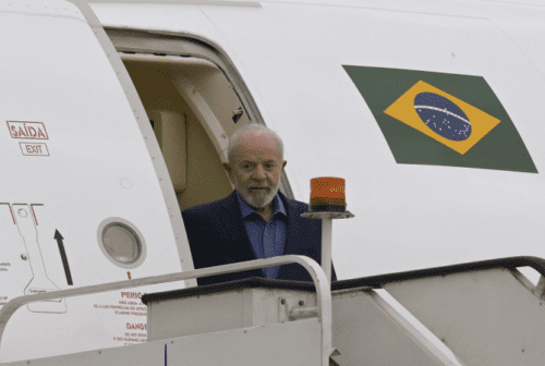 Lula decola do México após troca de aeronave por problema técnico