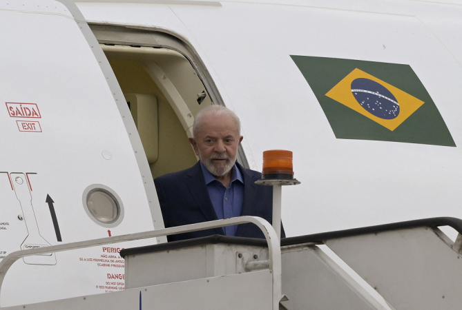 Lula decola do México após troca de aeronave por problema técnico