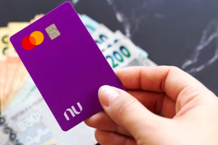 Nubank (NU) se prepara para lançar operadora de celular em breve, segundo jornal