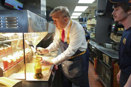 Promessa cumprida: Trump frita batatas no McDonald’s em agenda de campanha