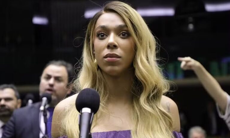 Erika Hilton cobra apoio do governo para PEC 6x1 e mediação de Padilha