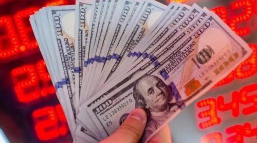 Mercados em alerta: dólar acorda em alta e balanços corporativos movimentam o dia