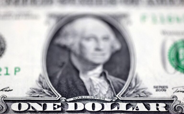 Dólar comercial inicia 2025 em alta