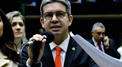 Pacote fiscal do governo não afetará direitos adquiridos, afirma Randolfe Rodrigues