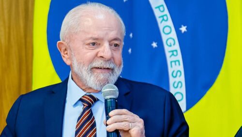 Pedido de impeachment contra Lula cresce e chega a 100 assinaturas