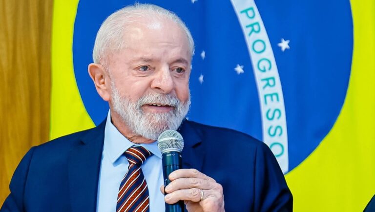 Pedido de impeachment contra Lula cresce e chega a 100 assinaturas