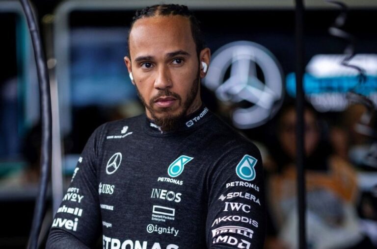 Hamilton aceita atraso no teste com a Ferrari: desafios e expectativas para 2024