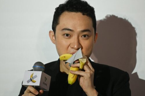 Empreendedor de criptomoedas comemora compra de banana de R$ 37 milhões em ato icônico