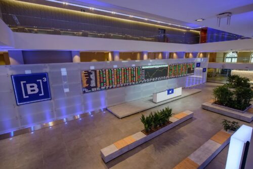 Mercado financeiro inicia semana com mudança de horário na B3, alta do dólar e foco em temporada de balanços