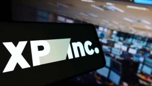 XP anuncia bilhões em dividendos e aprova programa de recompra de ações