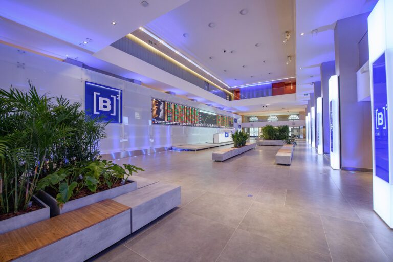 B3 (B3SA3) altera horário de fechamento a partir de segunda-feira (04)