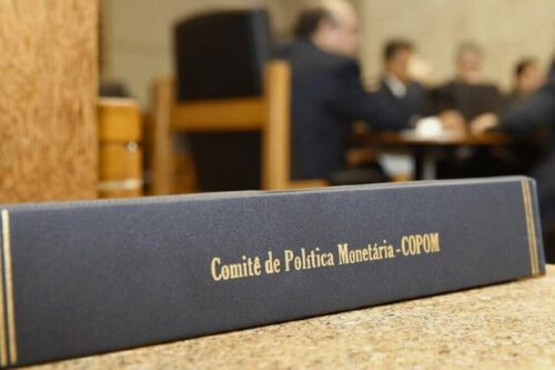 Imagem de uma pasta com a inscrição 'Comitê de Política Monetária - COPOM' em destaque, relacionada ao calendário Copom 2025.