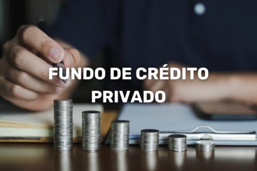 Imagem ilustrativa de fundo de crédito privado, com pilhas de moedas e uma mão calculando investimentos.