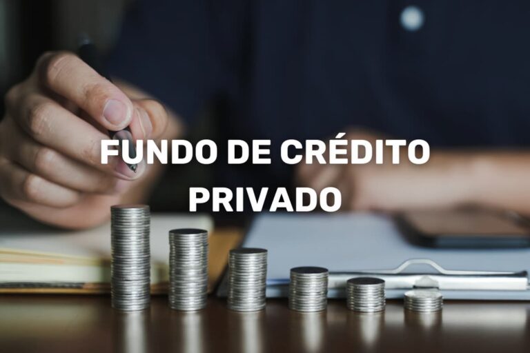 Imagem ilustrativa de fundo de crédito privado, com pilhas de moedas e uma mão calculando investimentos.