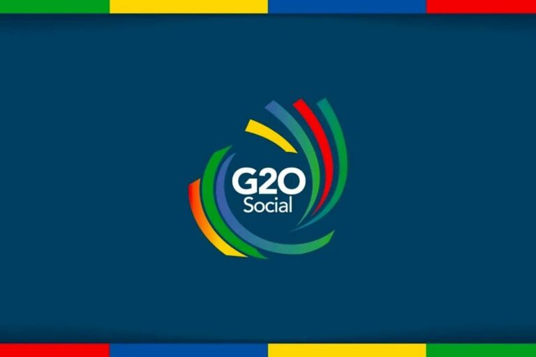 Logo do G20 Social com elementos coloridos em espiral sobre fundo azul escuro, representando diversidade e colaboração global.