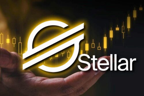 Logotipo da criptomoeda Stellar (XLM) em destaque com gráficos financeiros e uma mão no fundo, representando se a Stellar criptomoeda vale a pena.