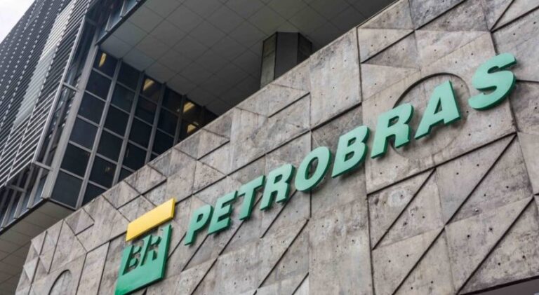 Queda nas ações da Petrobras após notícia sobre troca de presidente do Conselho
