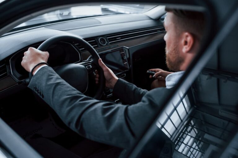 Motorista dirigindo com segurança em um carro moderno, representando responsabilidade no trânsito e o Cadastro Positivo de Condutores.