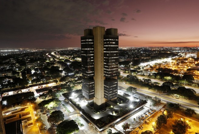 Dívida pública do Brasil cai para 76,1% do PIB em dezembro e superávit primário supera expectativa