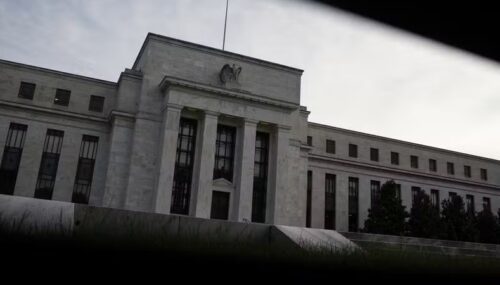 Fed da Filadélfia prevê cortes de juros, mas destaca incertezas econômicas