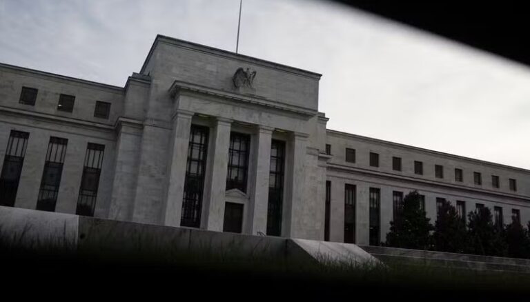 Fed da Filadélfia prevê cortes de juros, mas destaca incertezas econômicas