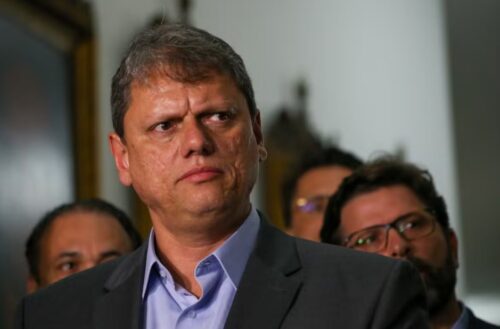 Tarcísio de Freitas desmente candidatura à presidência em 2026 após resultados de pesquisa